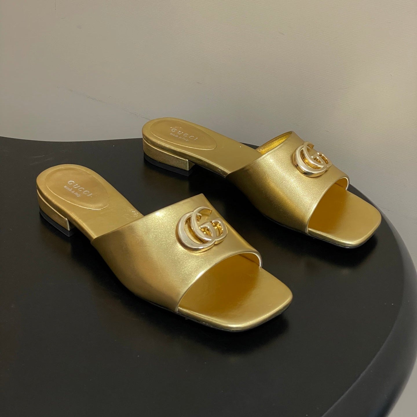 Gucci 2026 Double G Buckle Flat Sandal Gold Lambskin/Metallic Leather 697844
