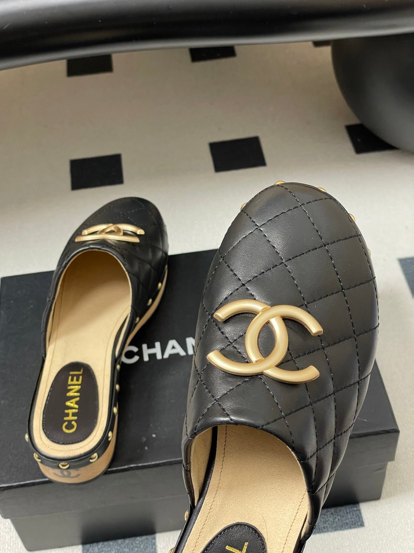 CC 26s Flat Mule Black Beige Cowhide 649404