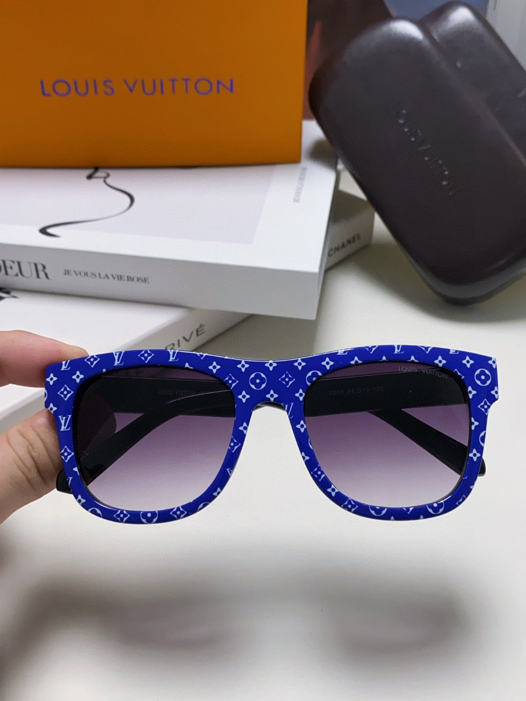 MONOGRAM SUNGLASS 581385 IN BLUE ACETATE FRAME