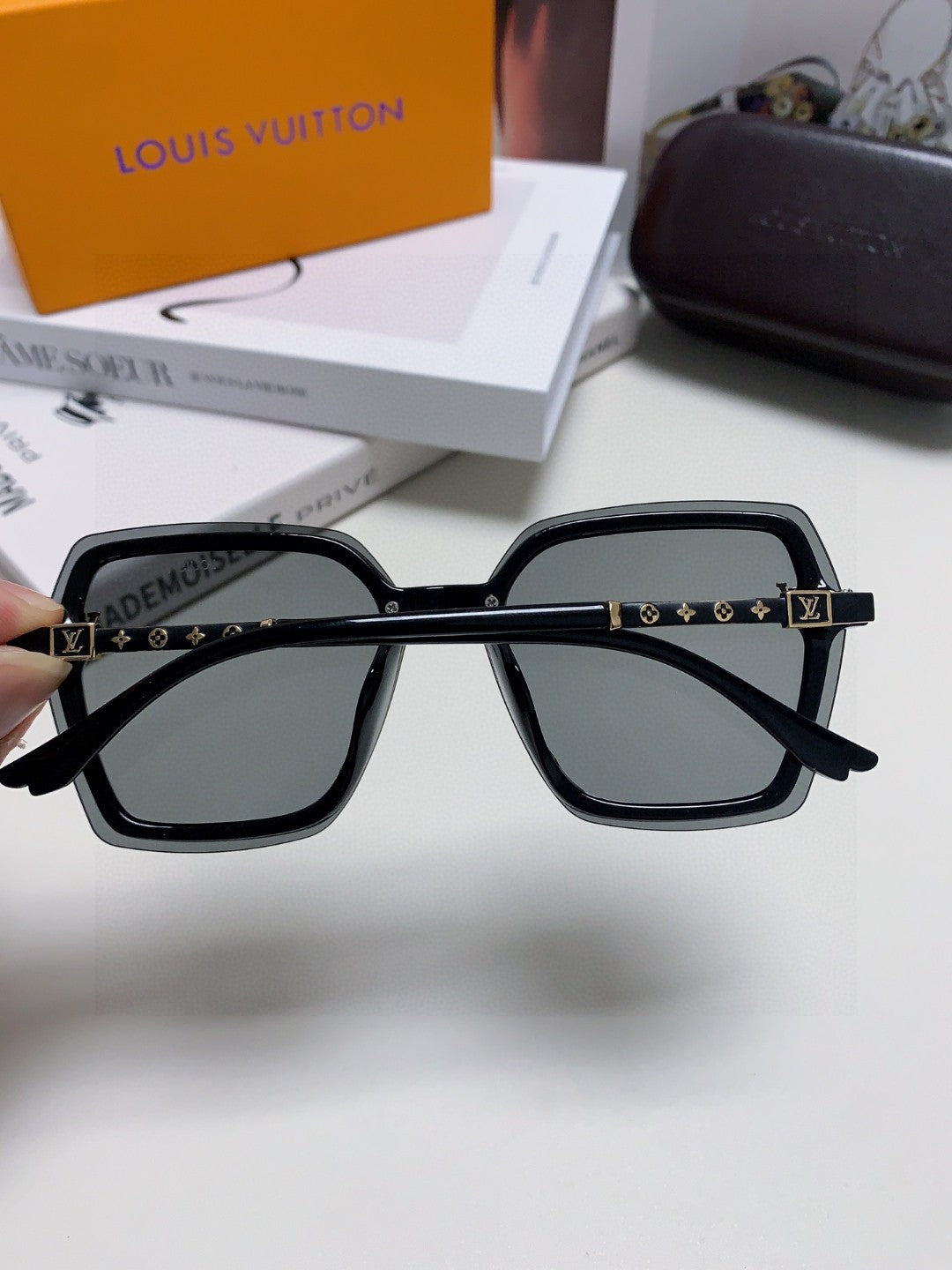 SQUARE SUNGLASSES 581357 IN BLACK ACETATE