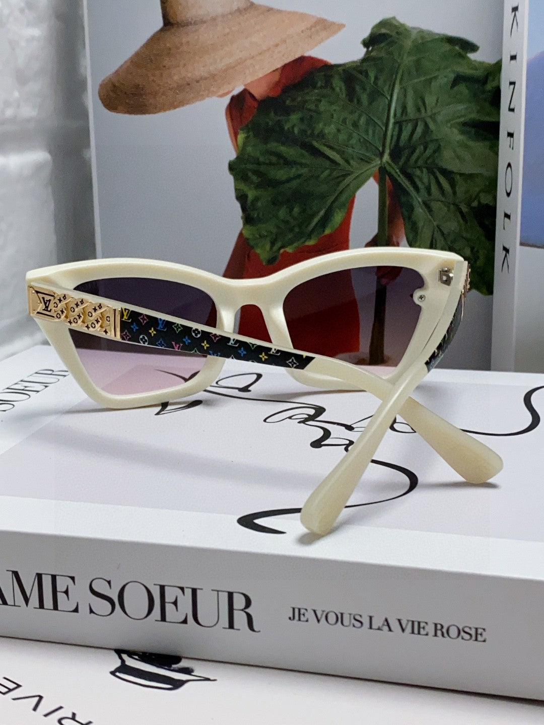 SQUARE SUNGLASSES 581359 IN IVORY ACETATE EMBOSSED MONOGRAM LOGO