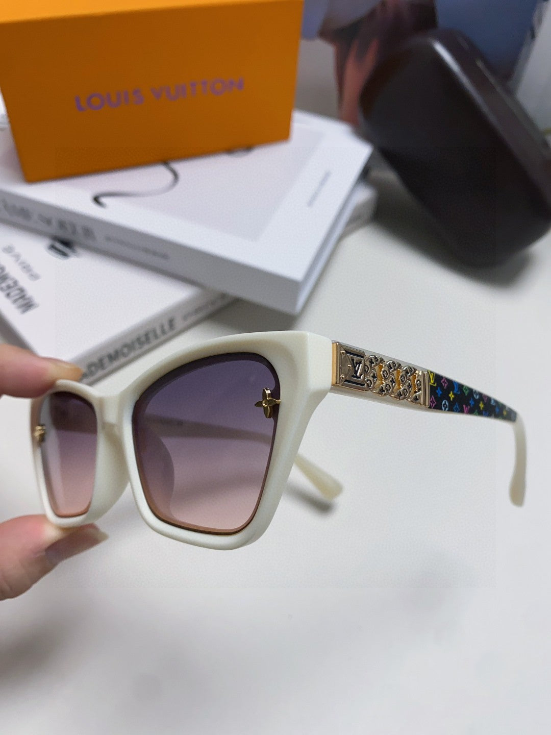 SQUARE SUNGLASSES 581359 IN IVORY ACETATE EMBOSSED MONOGRAM LOGO