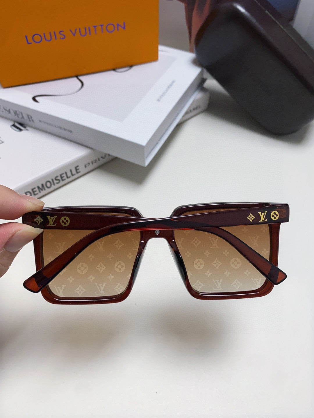SQUARE SUNGLASS 581367 IN BROWN ACETATE MONOGRAM MASK ON LENS