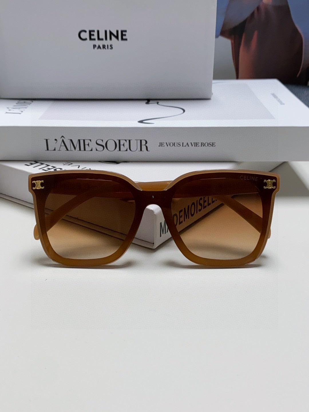 TRIOMPHE SUNGLASSES 552774 IN CARAMEL ACETATE TEXT LOGO