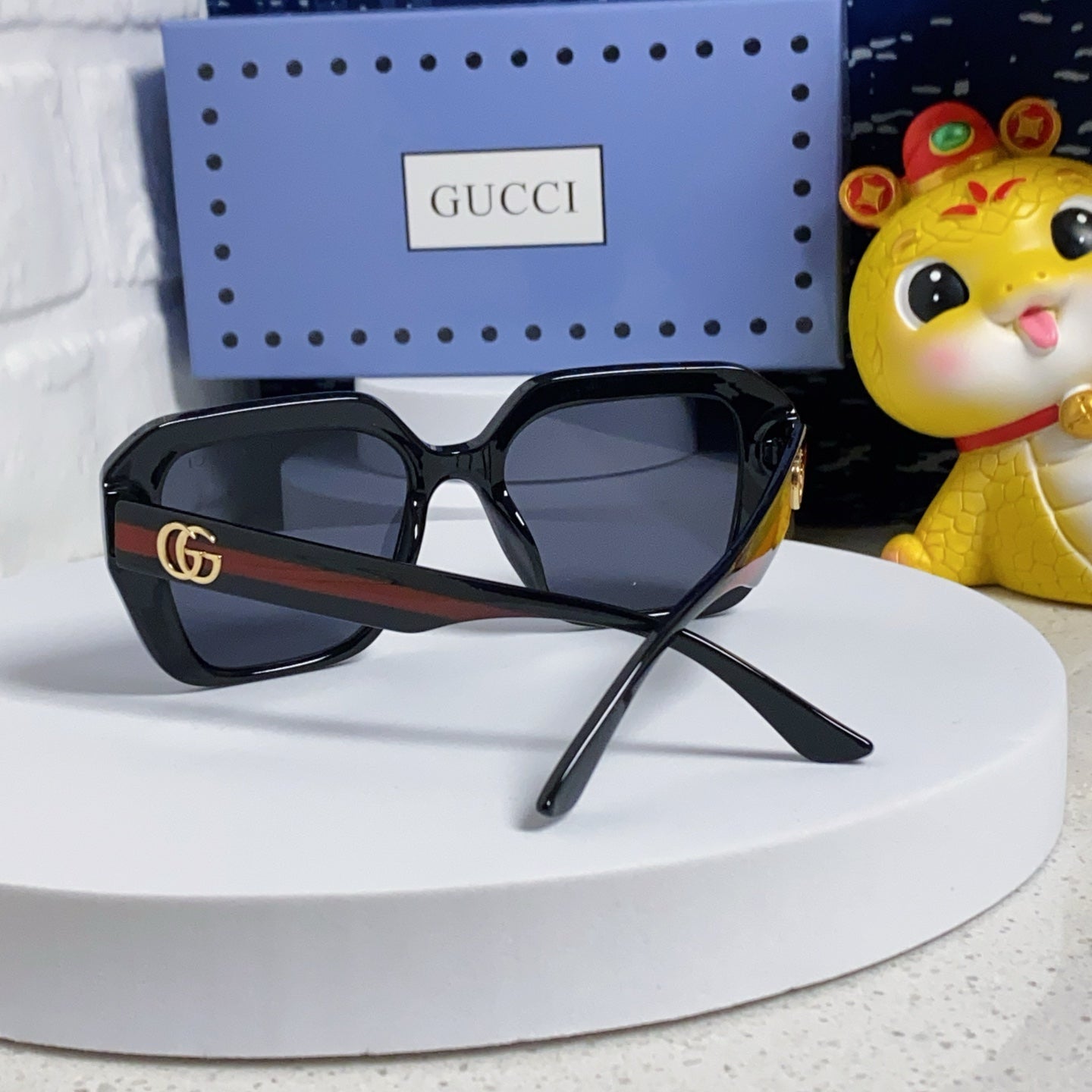 GG EMBOSSED LOGO SQUARE FRAME SUNGLASSES 563171 IN ACETATE