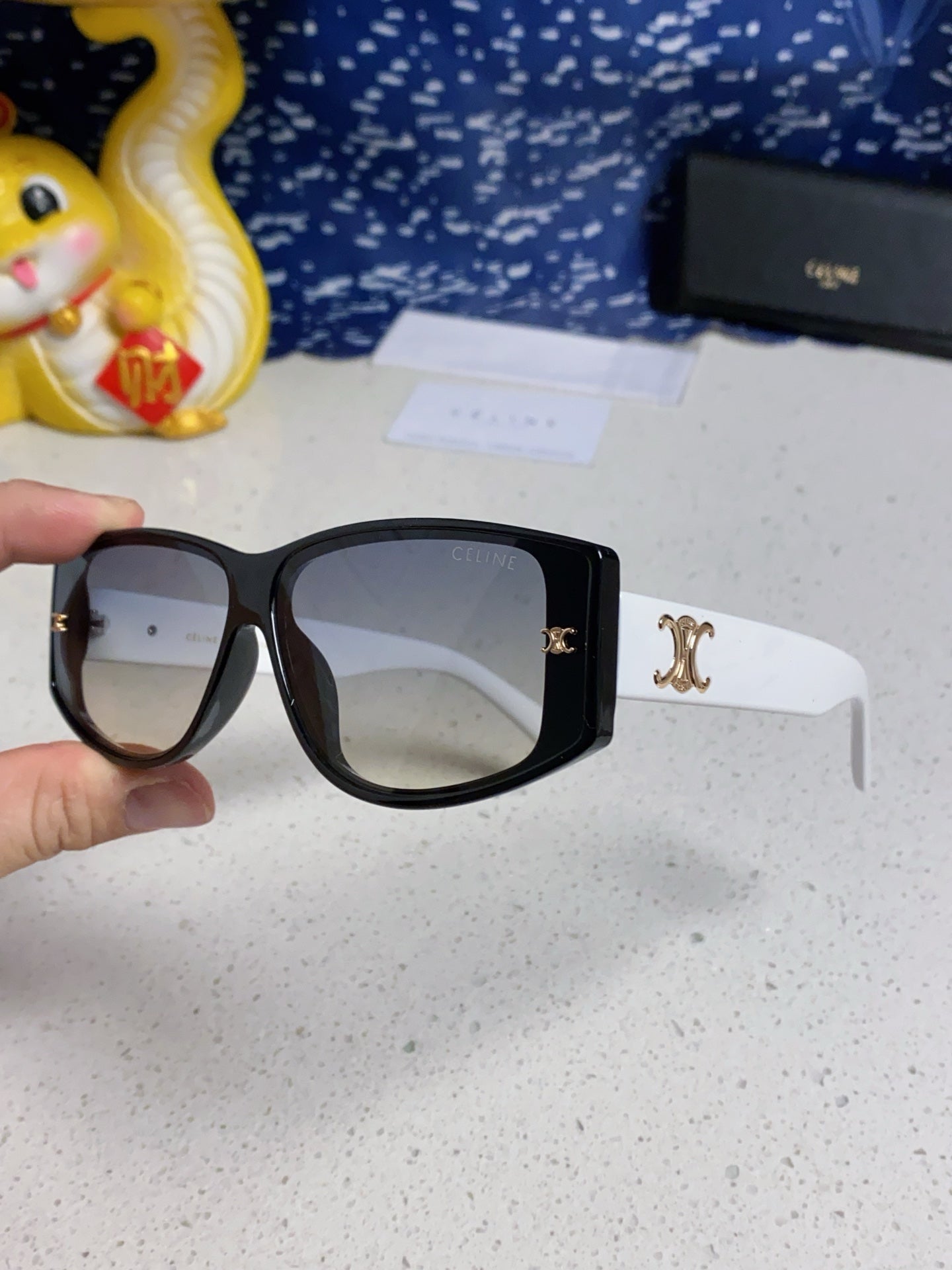 TRIOMPHE SUNGLASS 566216 IN BLACK AND WHITE ACETATE