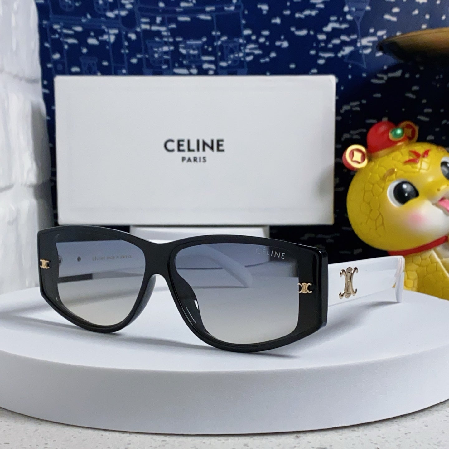 TRIOMPHE SUNGLASS 566216 IN BLACK AND WHITE ACETATE