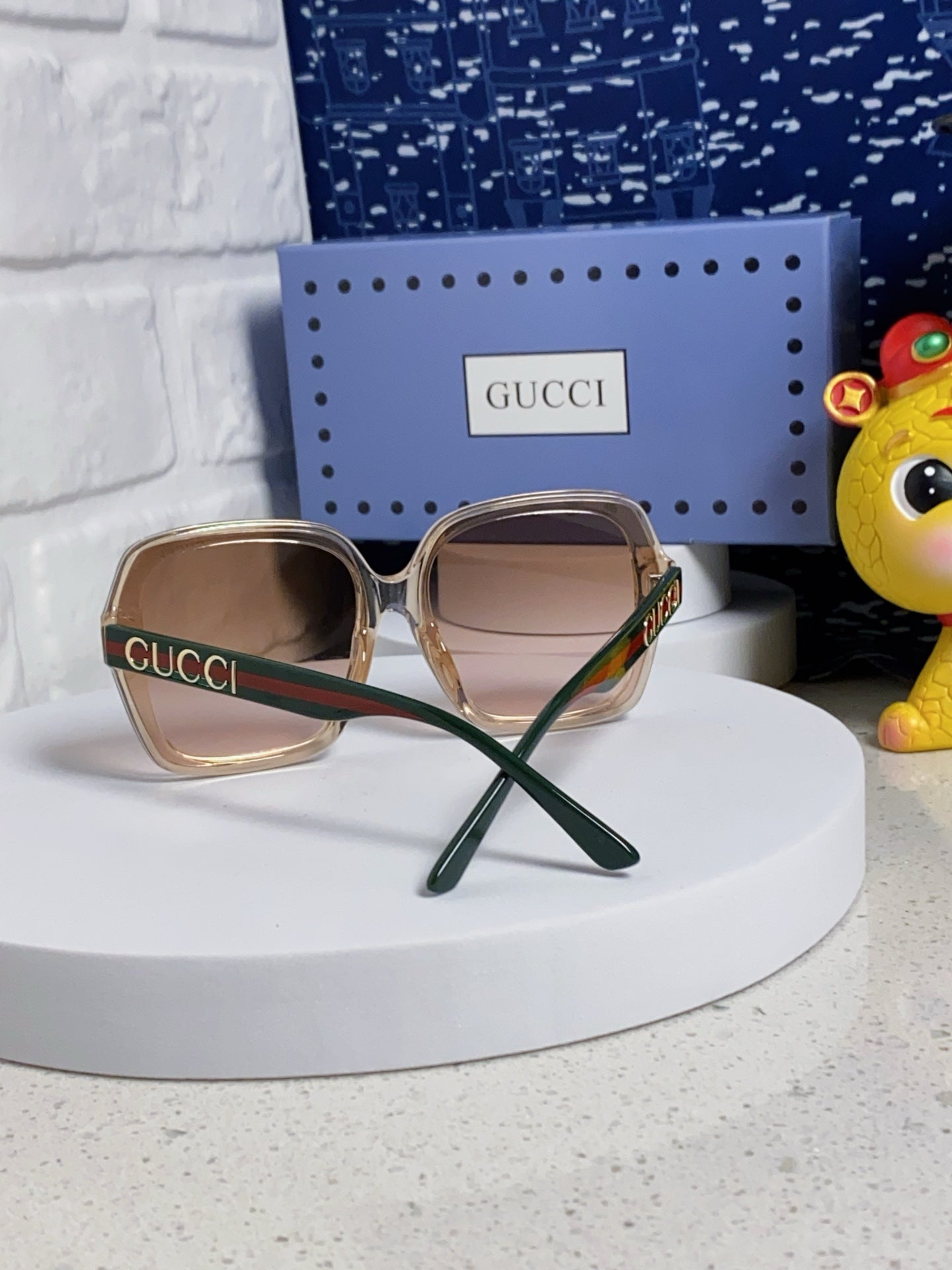 SQUARE FRAME SUNGLASSES 573309 IN ACETATE EMBOSSED LOGO