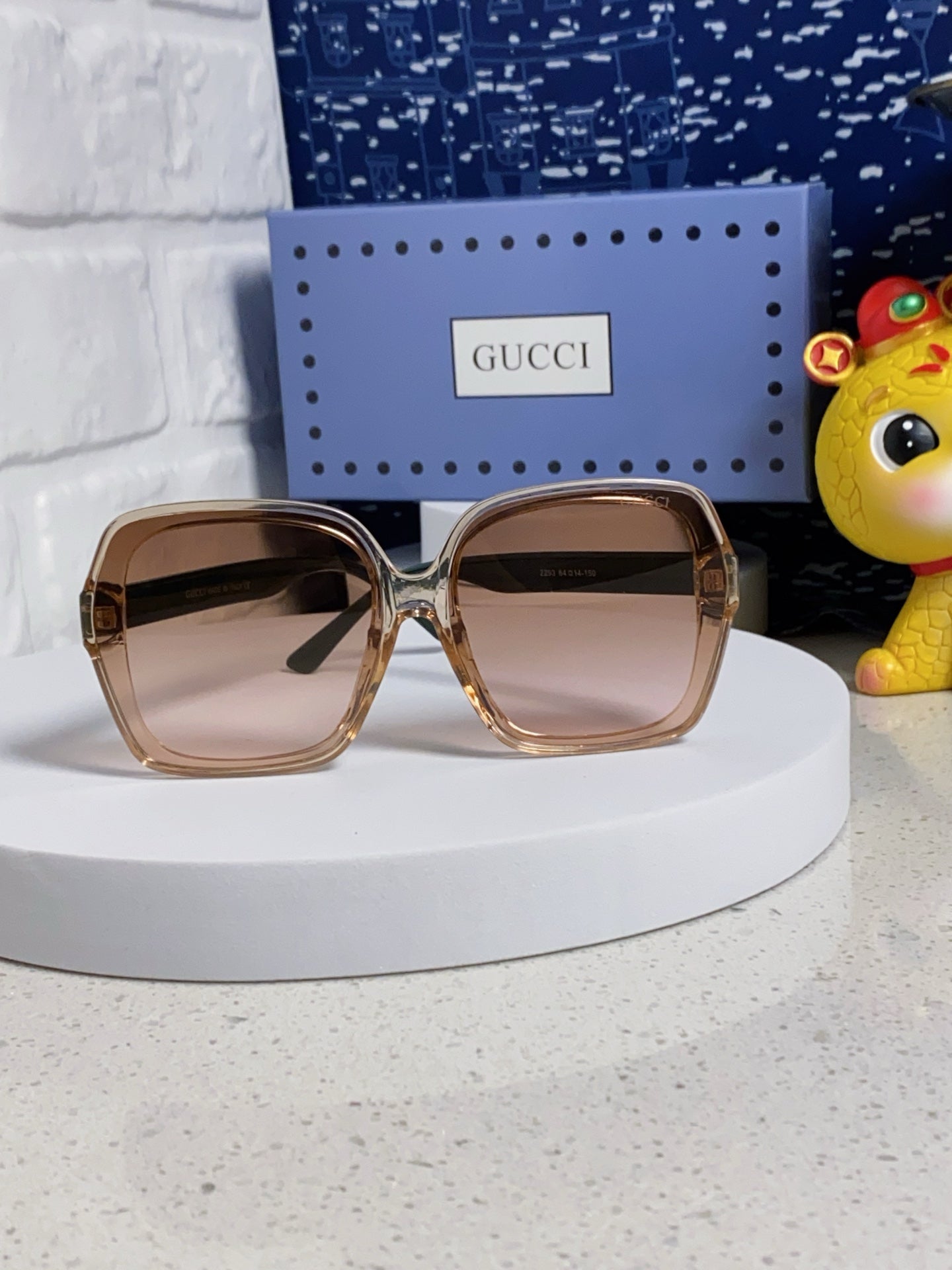 SQUARE FRAME SUNGLASSES 573309 IN ACETATE EMBOSSED LOGO