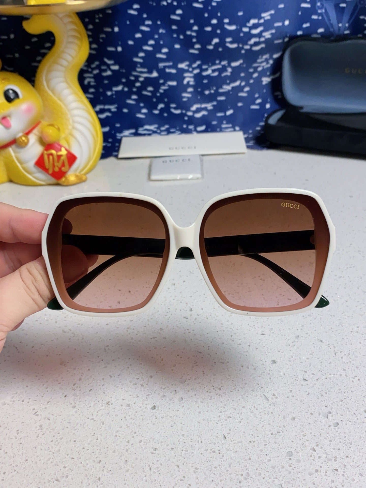 SQUARE FRAME SUNGLASSES 573309 IN ACETATE EMBOSSED LOGO