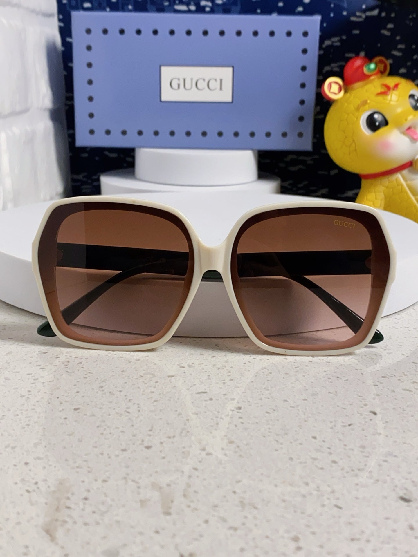 SQUARE FRAME SUNGLASSES 573309 IN ACETATE EMBOSSED LOGO