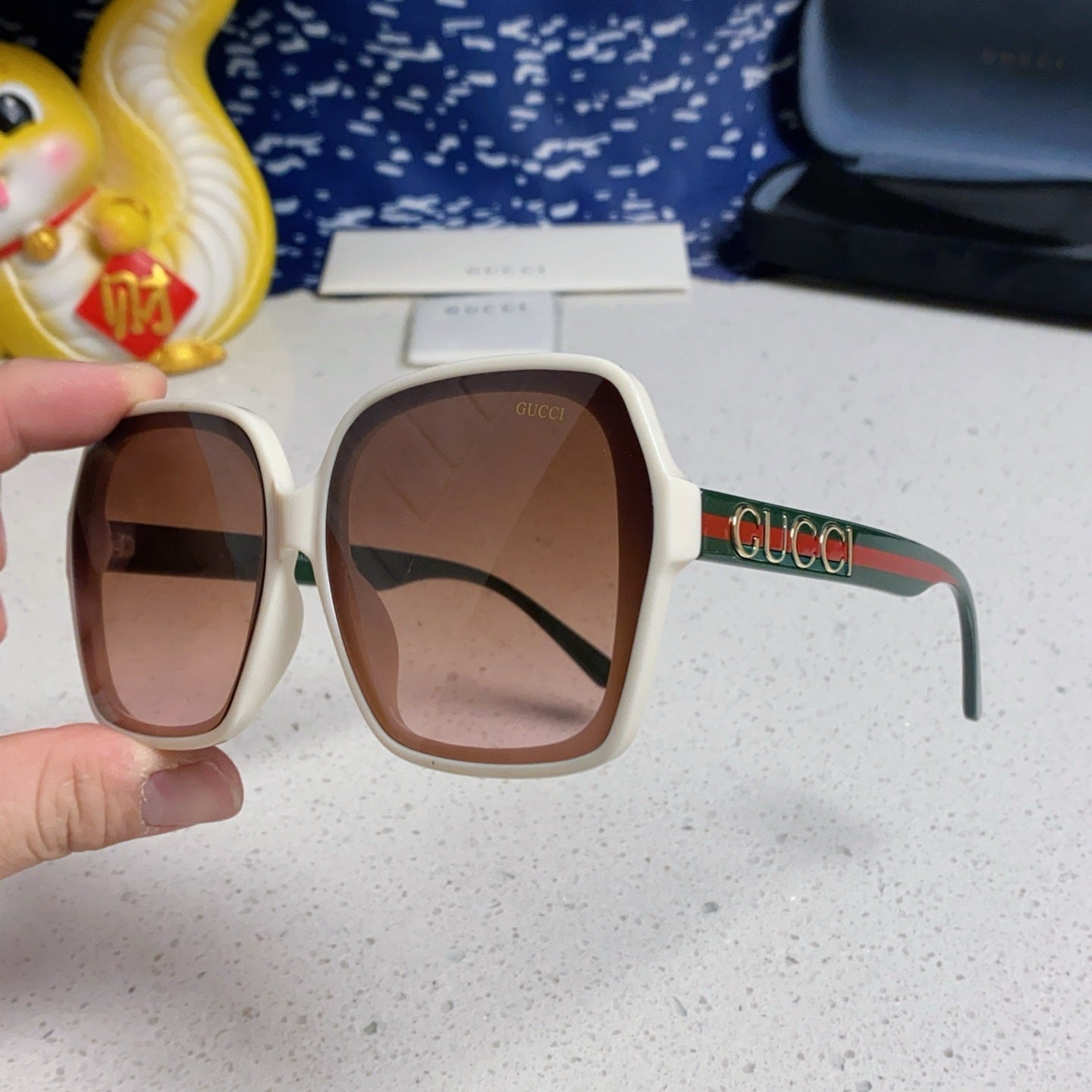 SQUARE FRAME SUNGLASSES 573309 IN ACETATE EMBOSSED LOGO