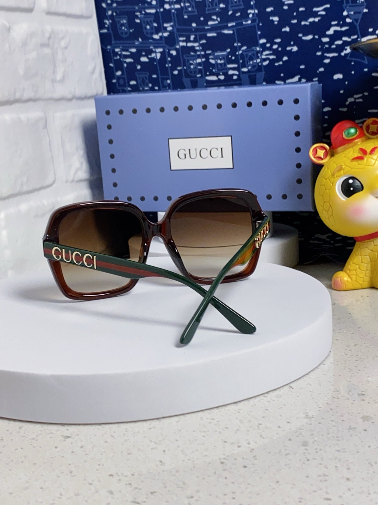 SQUARE FRAME SUNGLASSES 573309 IN ACETATE EMBOSSED LOGO