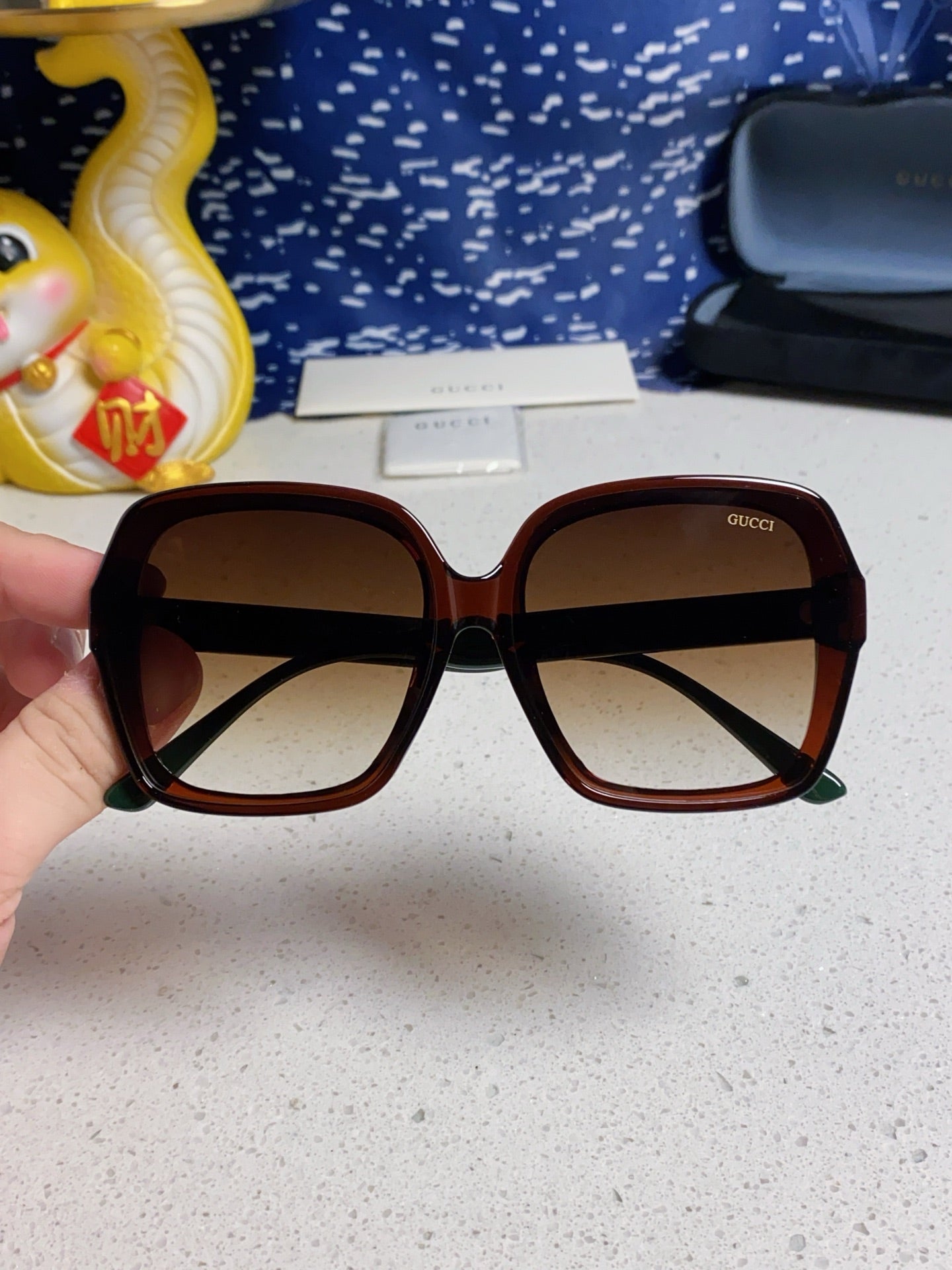 SQUARE FRAME SUNGLASSES 573309 IN ACETATE EMBOSSED LOGO