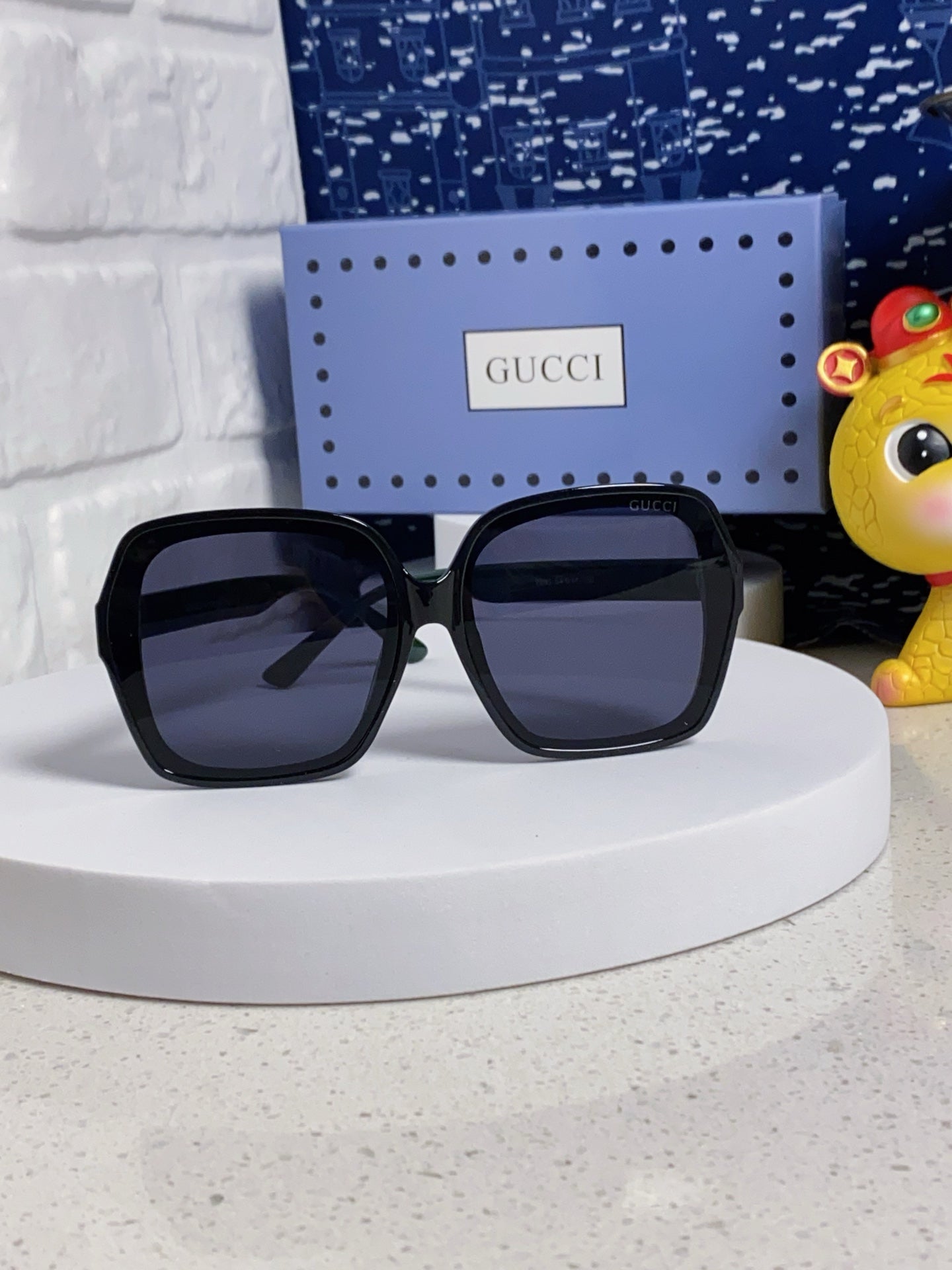 SQUARE FRAME SUNGLASSES 573309 IN ACETATE EMBOSSED LOGO