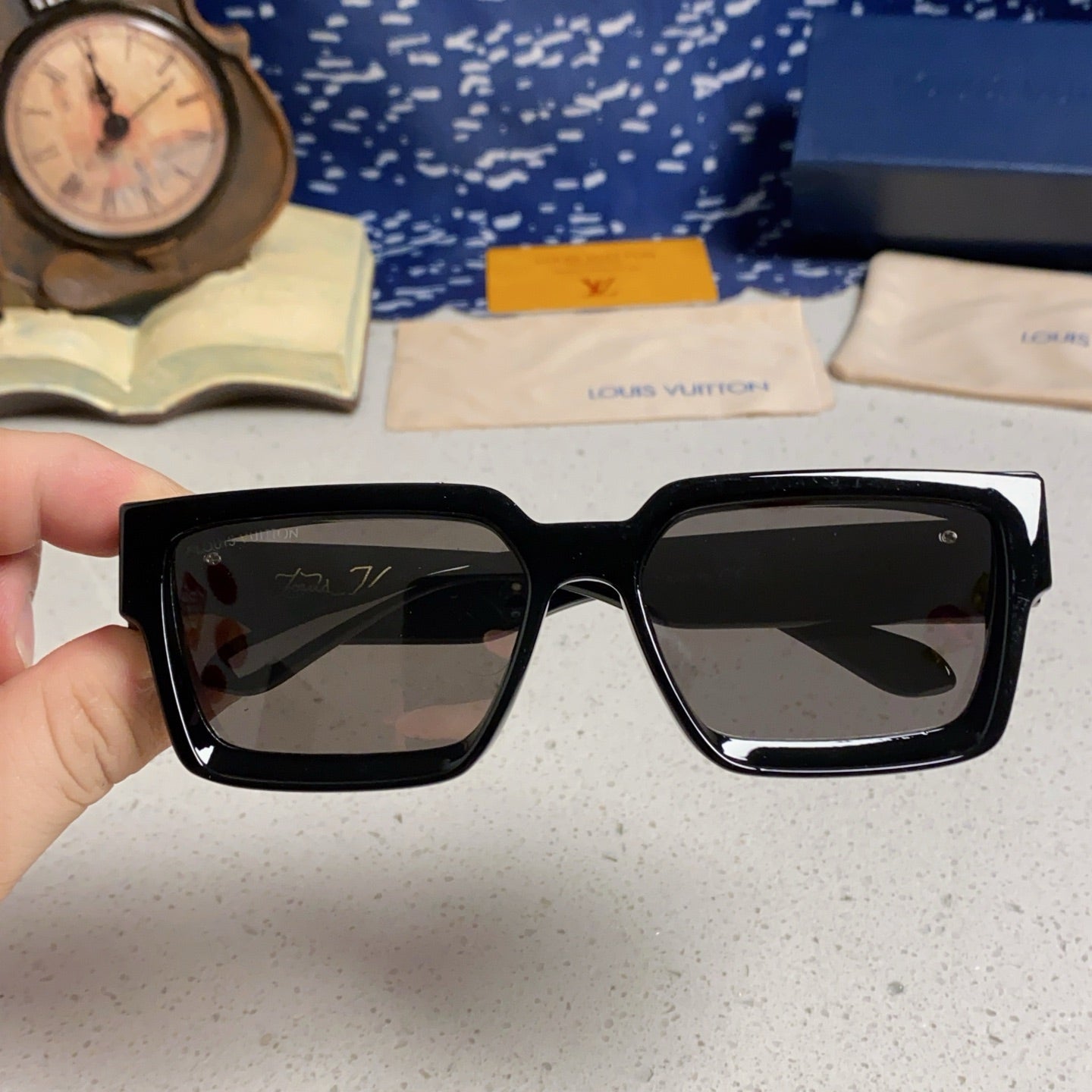 RECTANGLE SUNGLASSES 575846 IN BLACK ACETATE