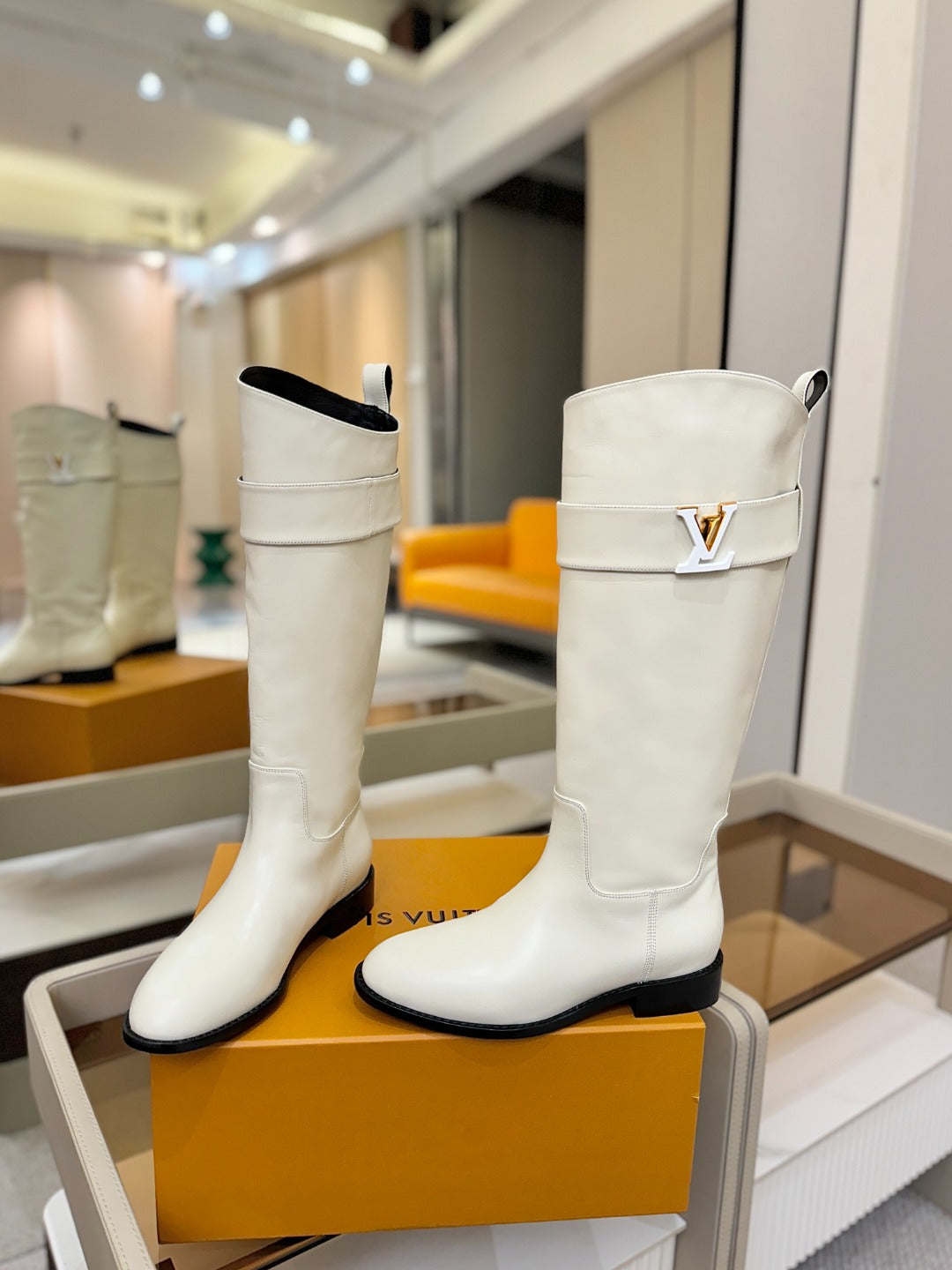 LV 25 Metal Buckle Riding Boots White Sheepskin 573890