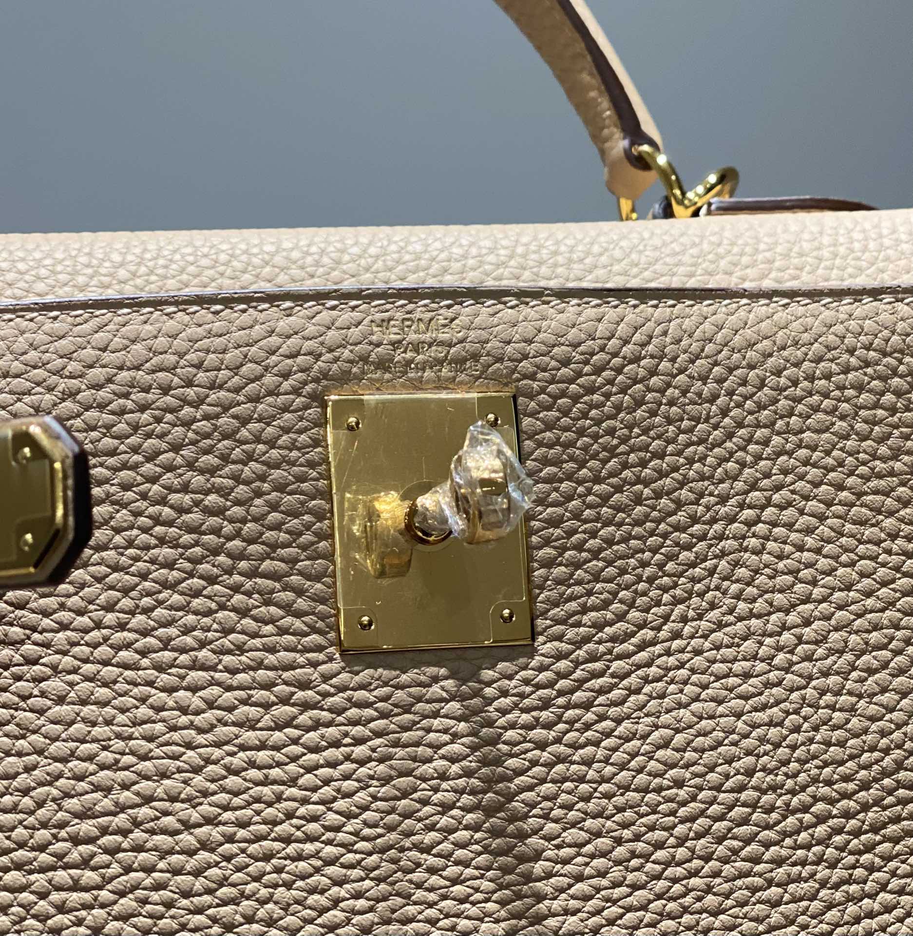 HM KELLY 28CM LIGHT BEIGE TOGO GOLD HARDWARE