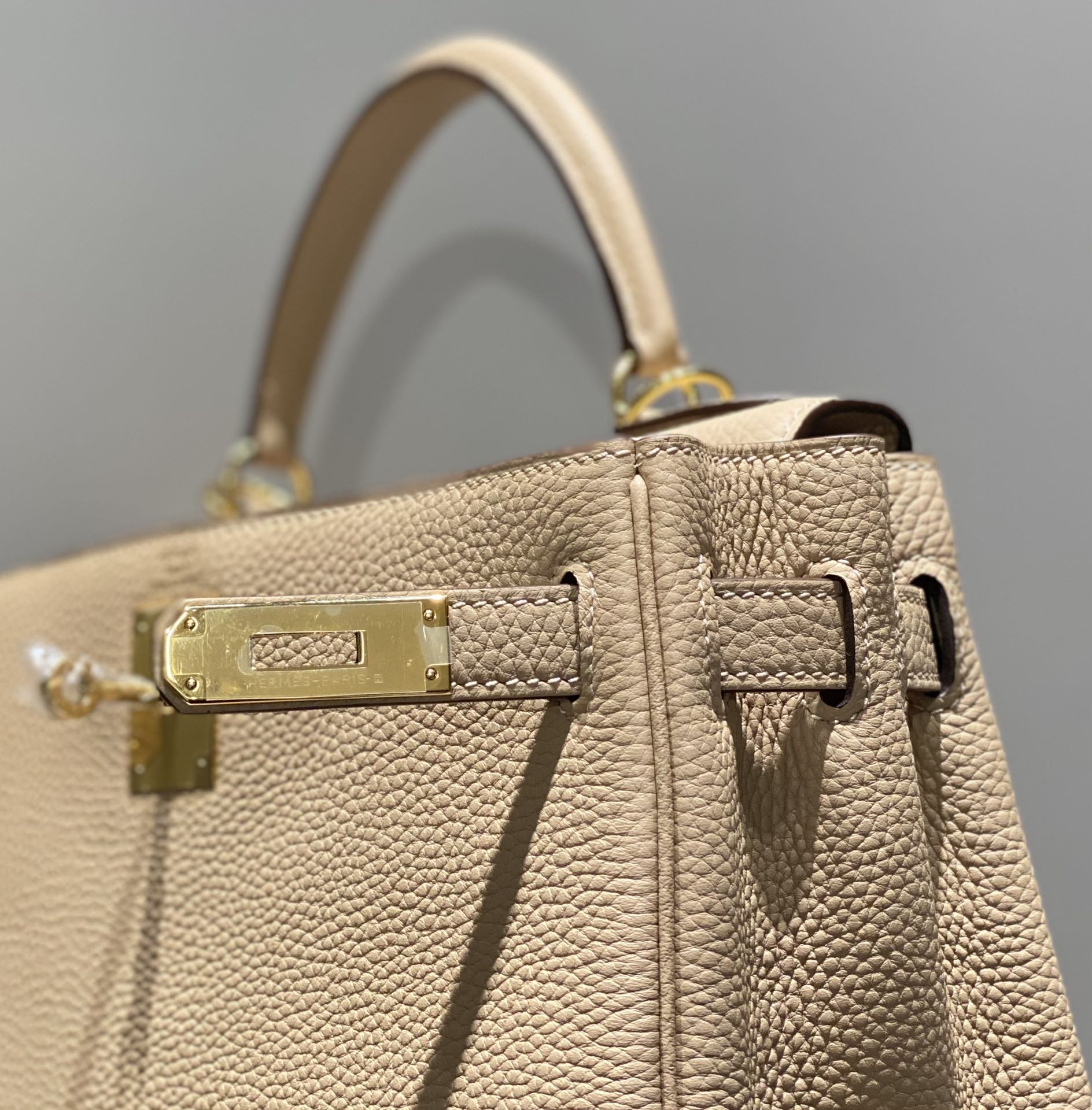 HM KELLY 28CM LIGHT BEIGE TOGO GOLD HARDWARE