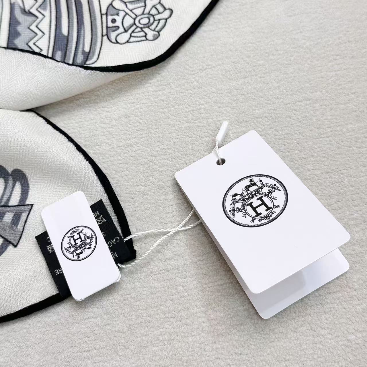 HM  Creative Origins Scarf 135CM White Cashmere Silk 969434