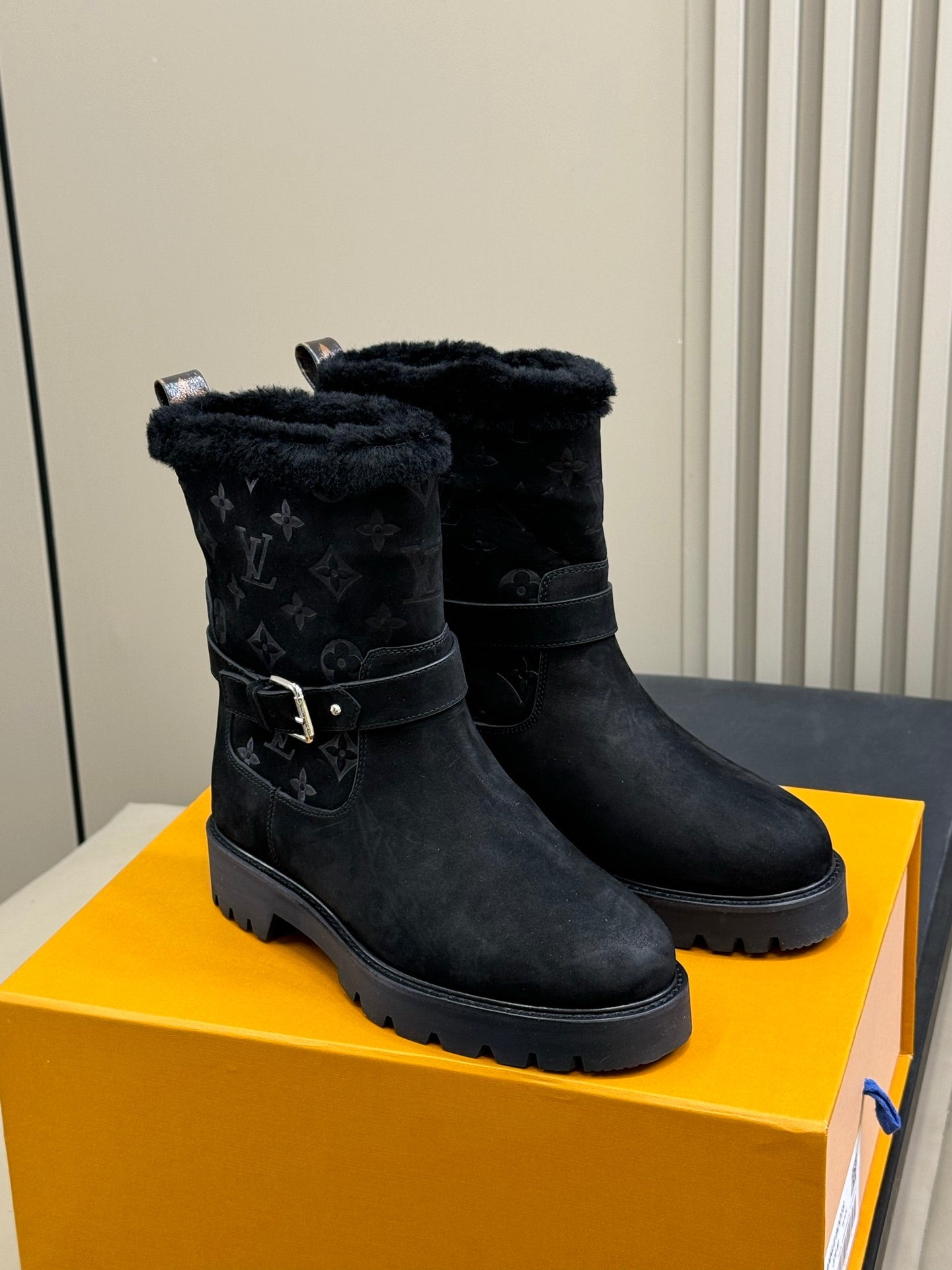 LV 25 Shearling Boots Black Suede 576935