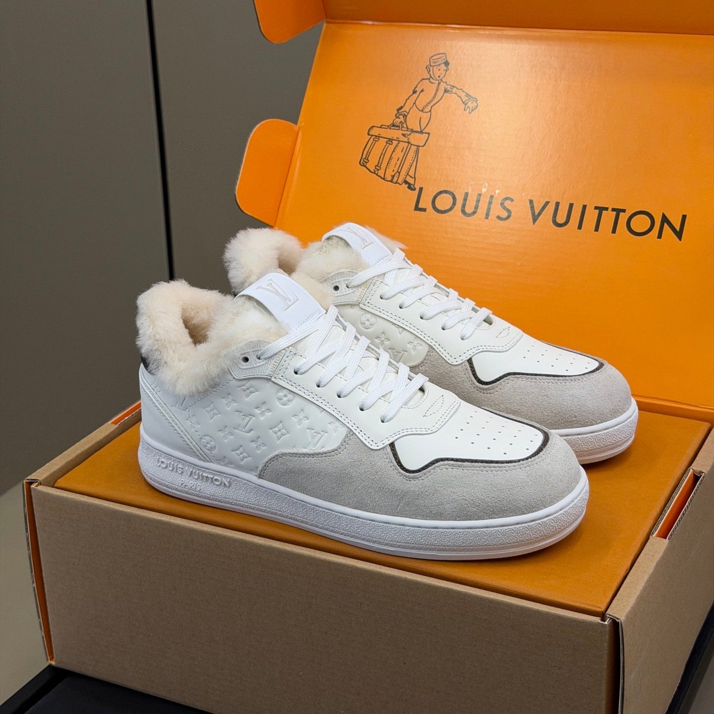 LV 25 Classic Sneakers White Beige Leather Suede 576943