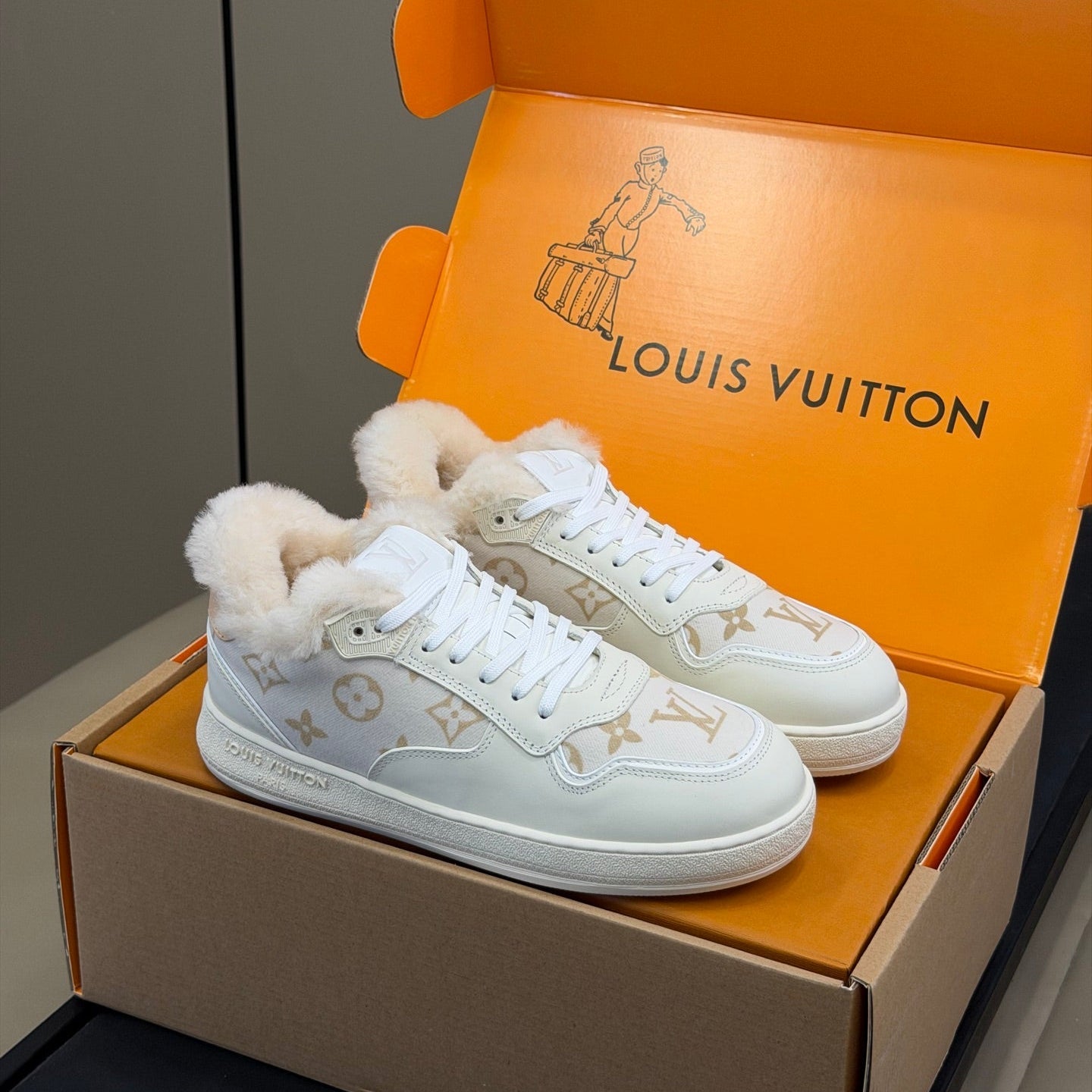 LV 25 Classic Sneakers White Leather Suede 576944