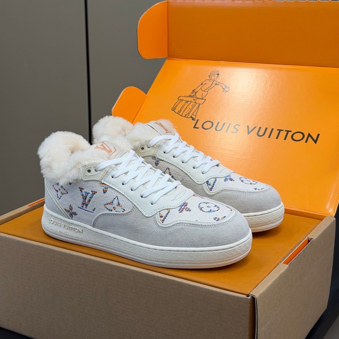 LV 25 Classic Sneakers Monogram White Leather Suede 576945