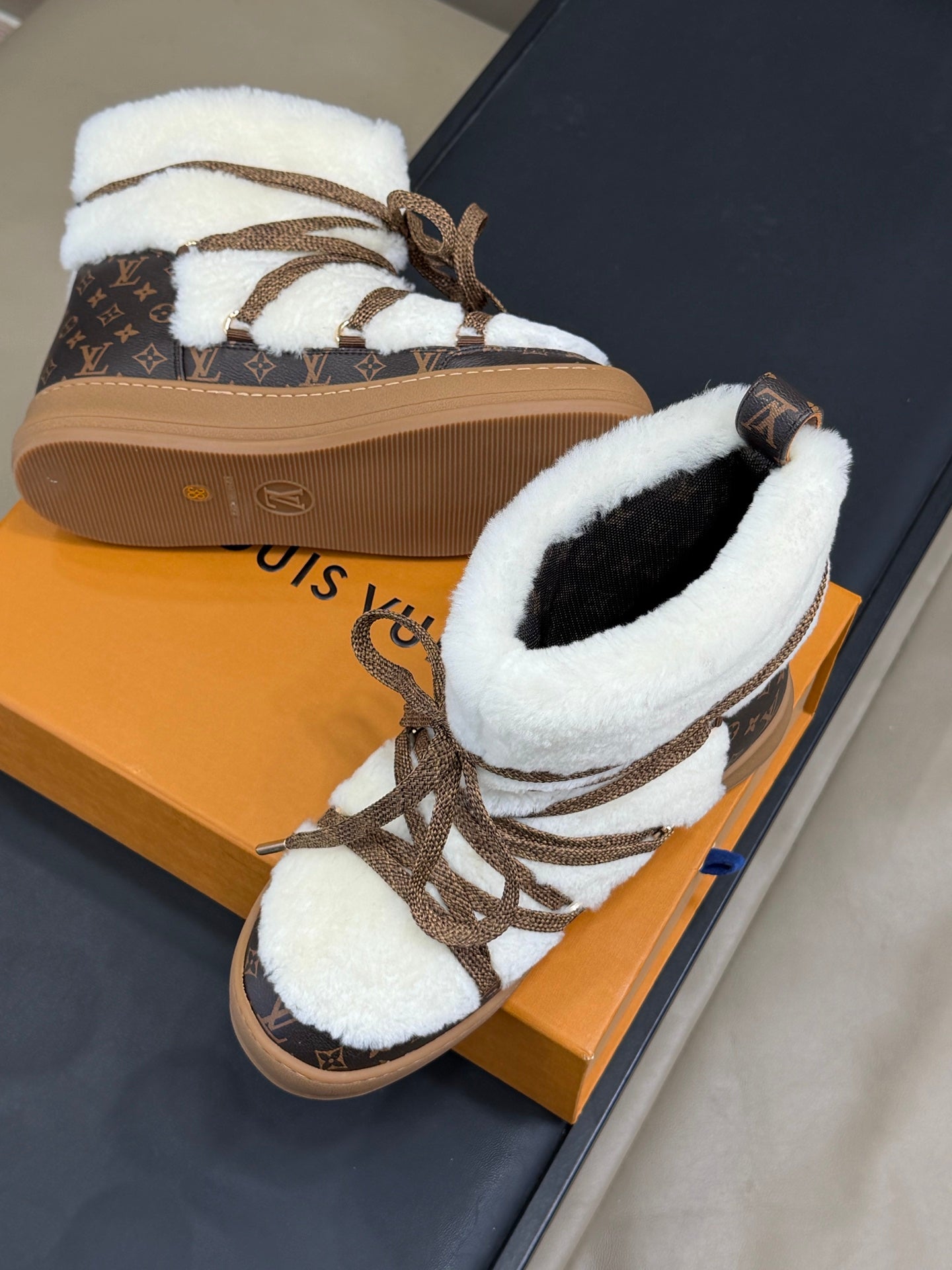 LV 25 Snow Boots Brown White Leather Wool 576936