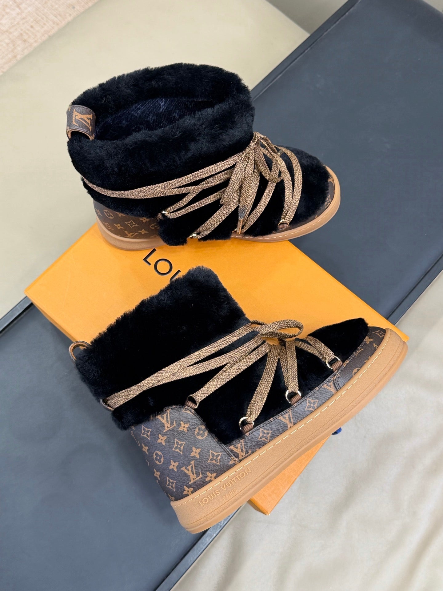 LV 25 Snow Boots Brown Black Leather Wool 576937