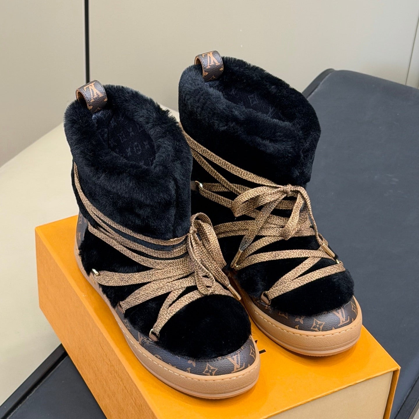 LV 25 Snow Boots Brown Black Leather Wool 576937