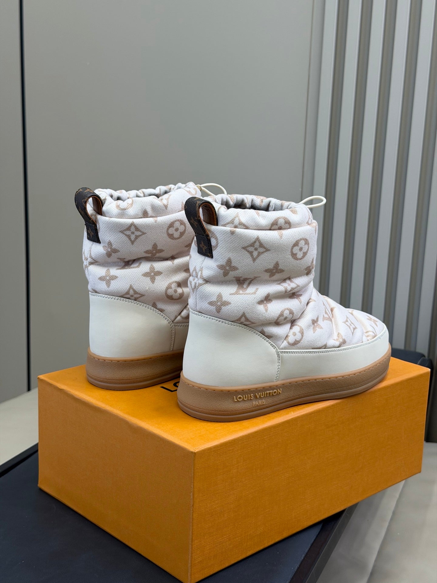 LV 25 Snow Boots White Leather Canvas 576939