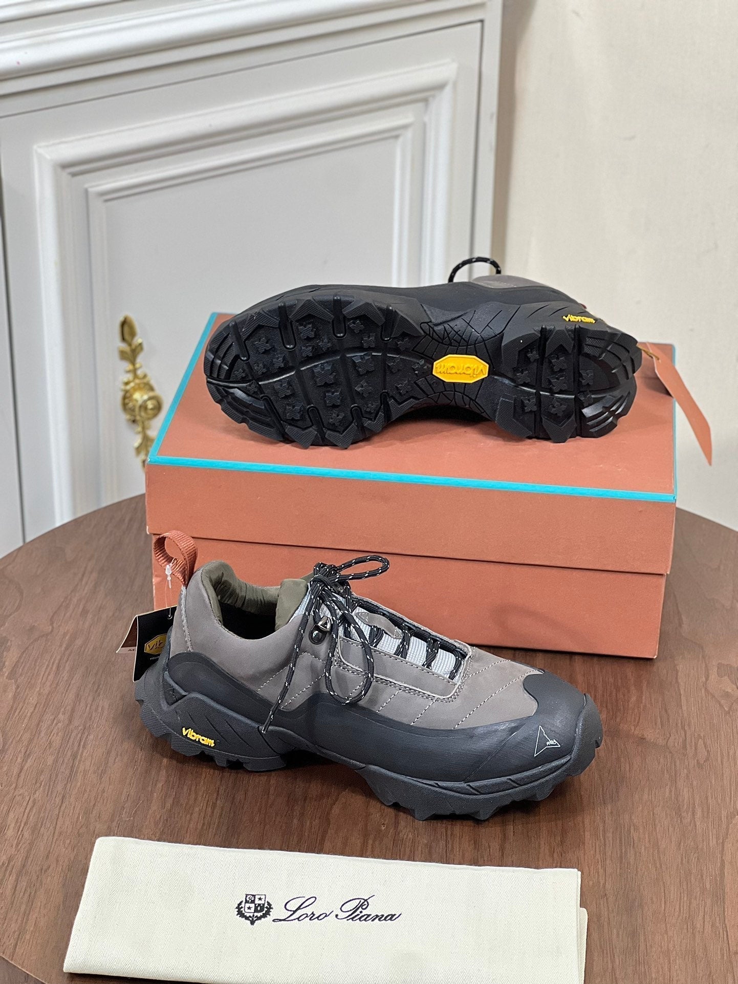 LP KATHARINA SNEAKER LIGHT GRAY AND CHARCOAL SUEDE