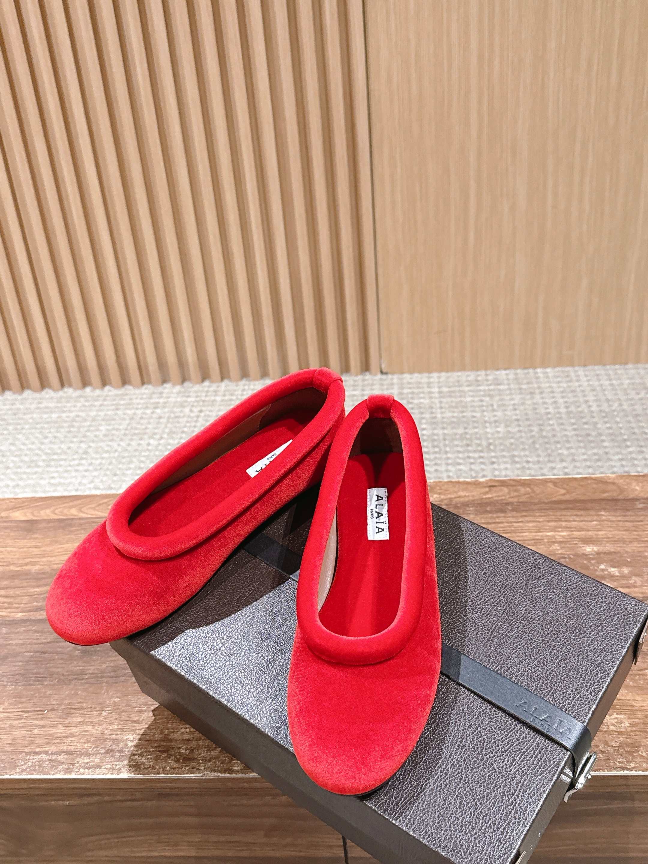 Alaia 2025 Ballet Flat Red Velvet 553857