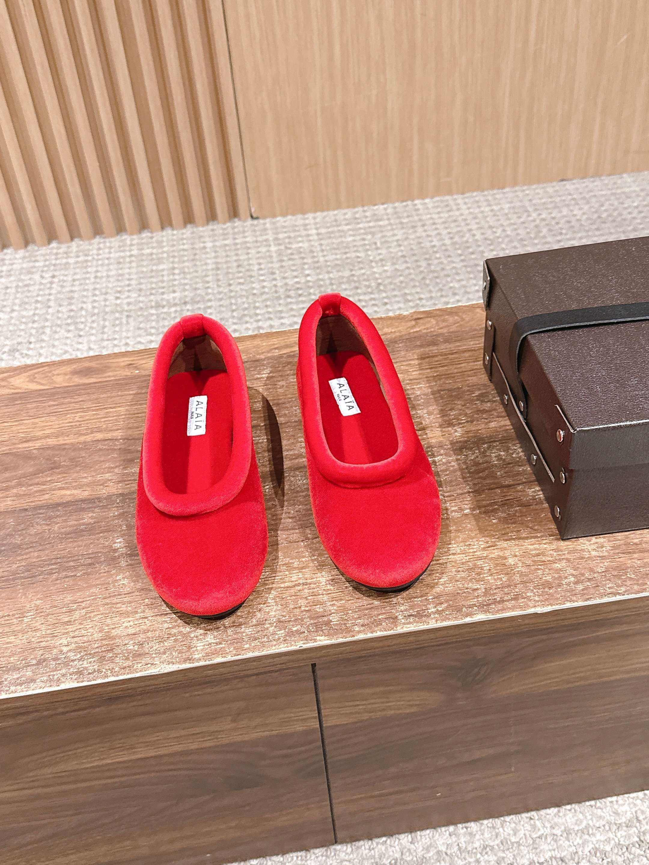 Alaia 2025 Ballet Flat Red Velvet 553857
