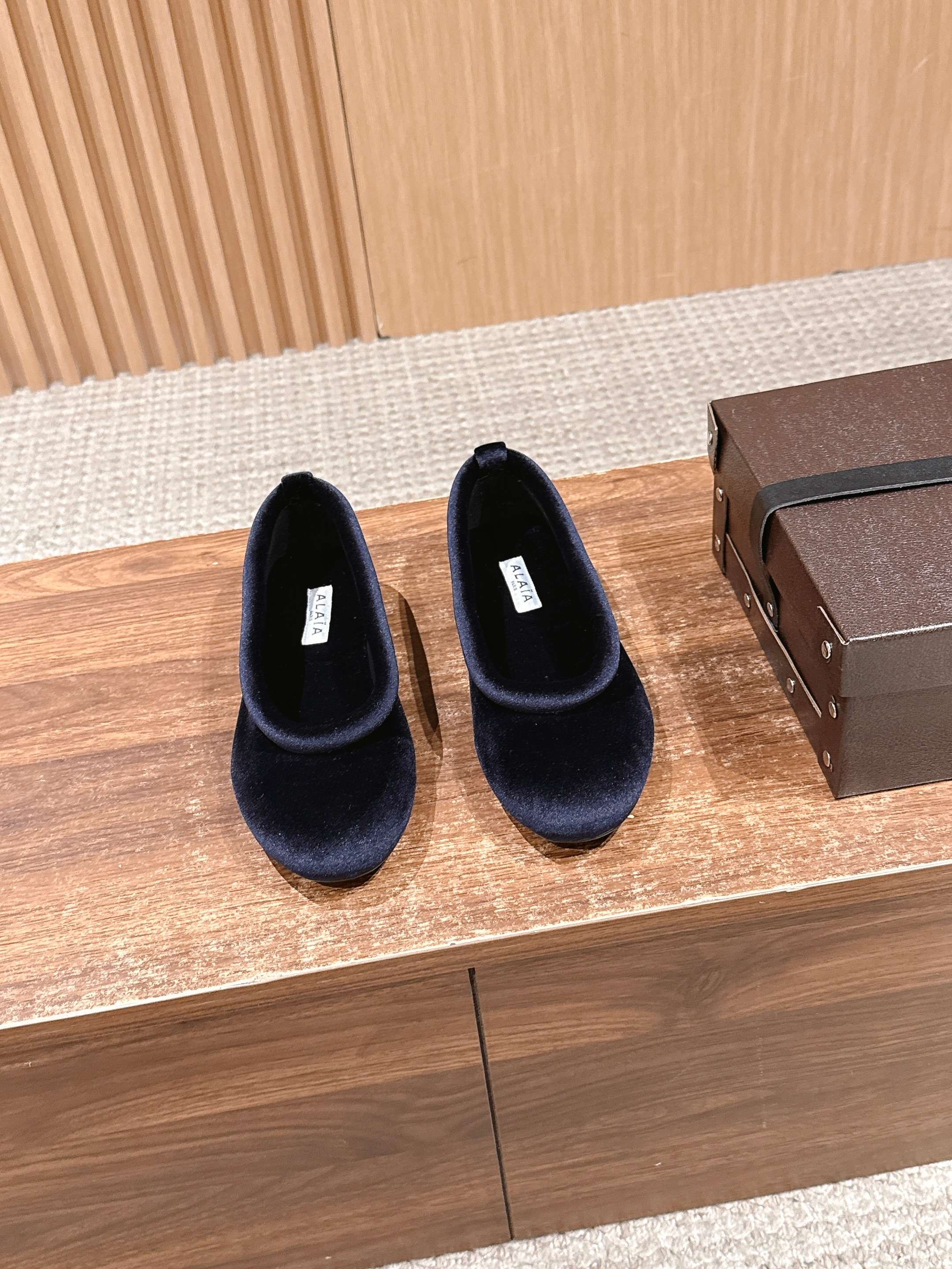 Alaia 2025 Ballet Flat Dark Blue Velvet 553858