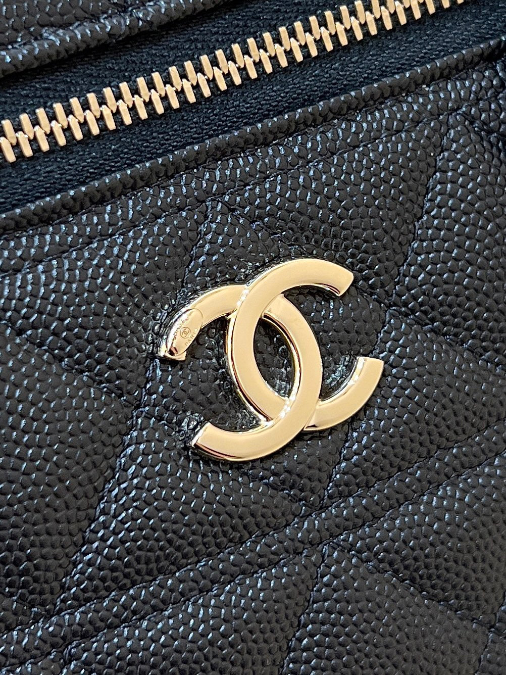 25C Vanity 19cm Top Handle Black Grained Calfskin