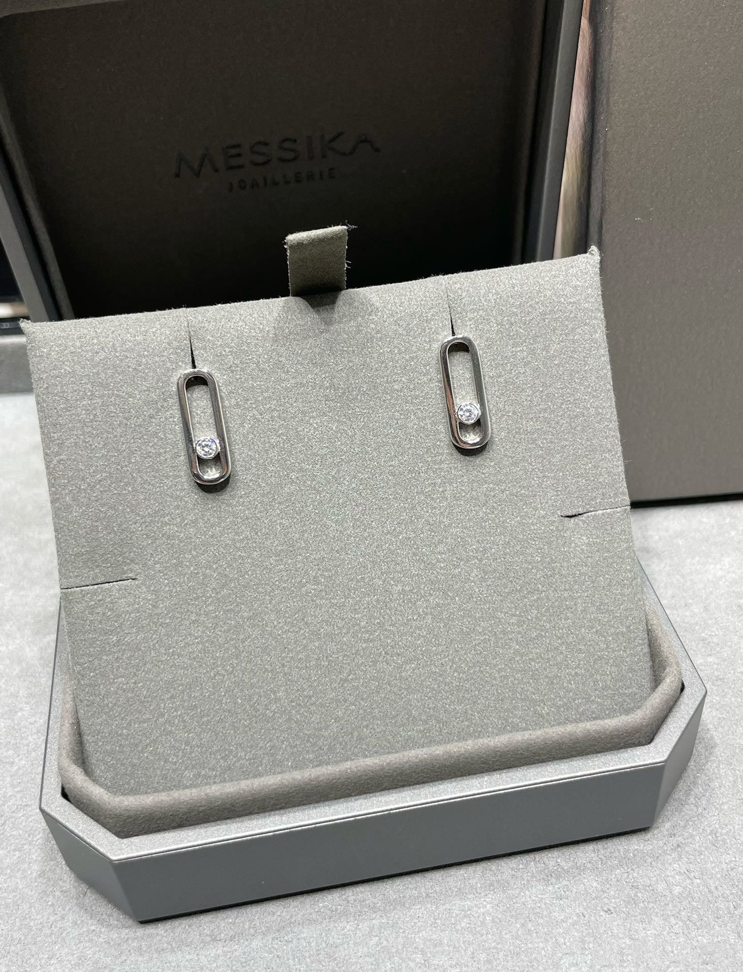 MOVE UNO SMALL 1 DIAMOND EARRINGS