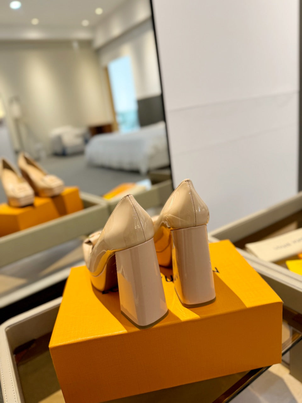 LV Shake Pump 120mm Beige Cowhide